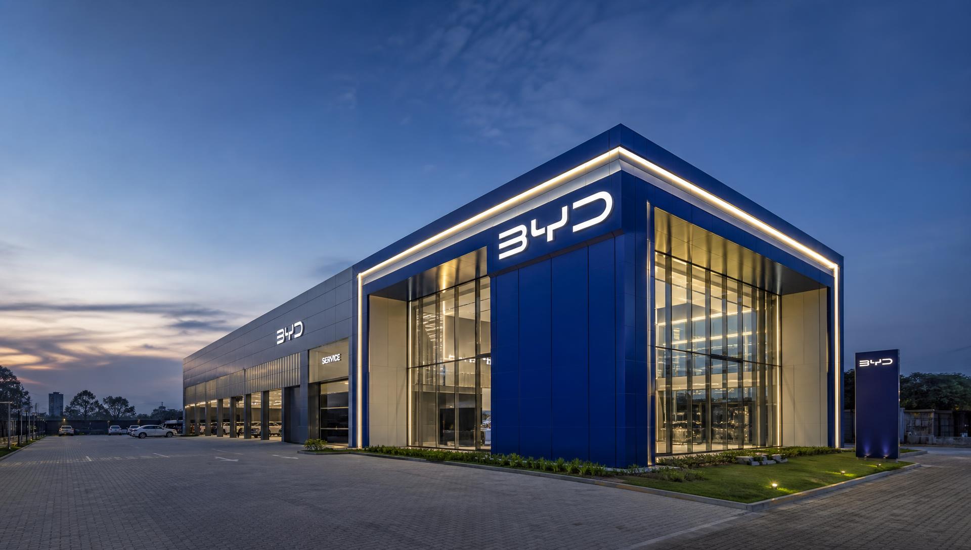 Unidade corporativa premium em ACM azul e envidraçado, construída pela Lumière