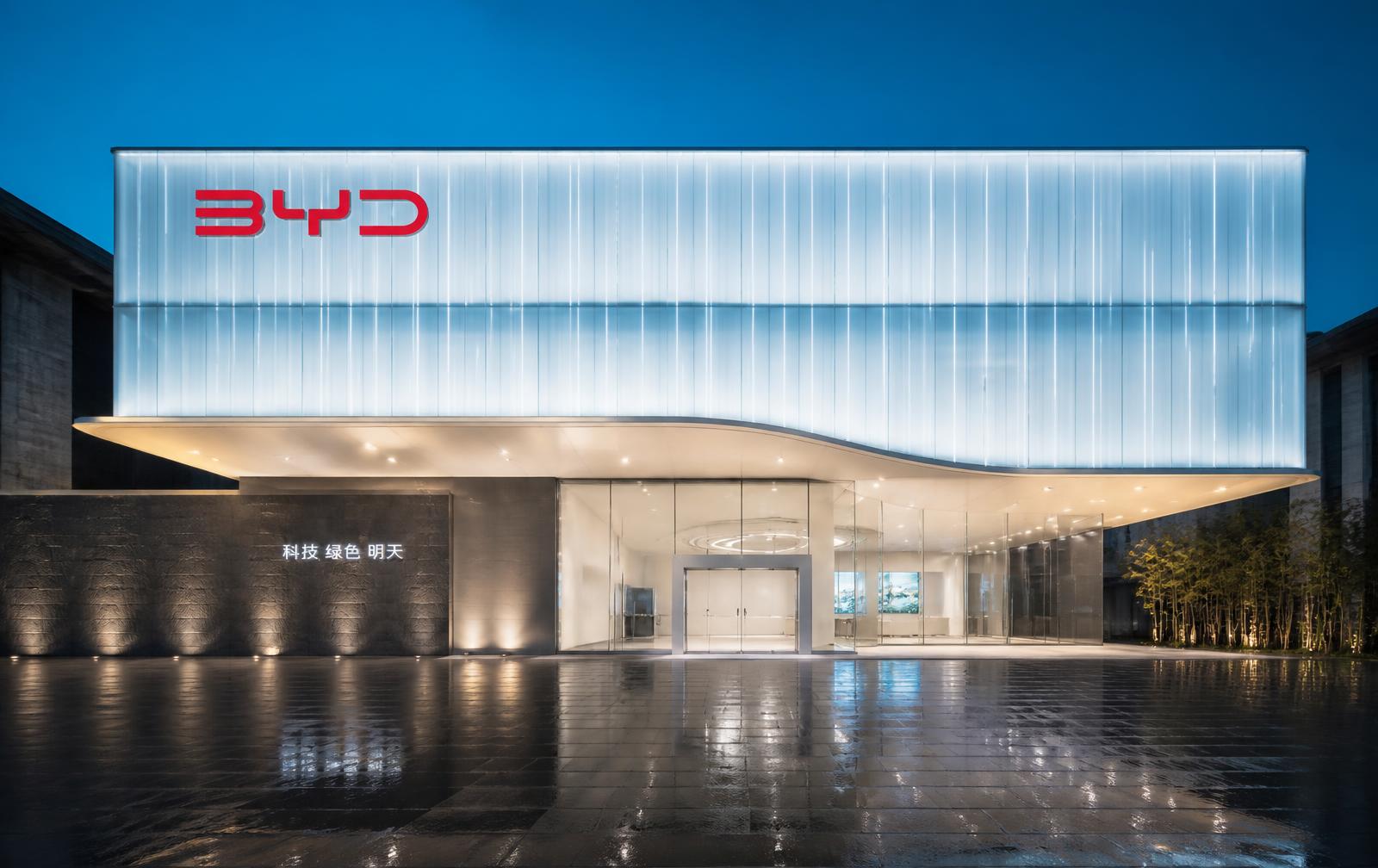 Fachada de concessionária BYD entregue pela Lumière Engenharia — Camaçari · BA