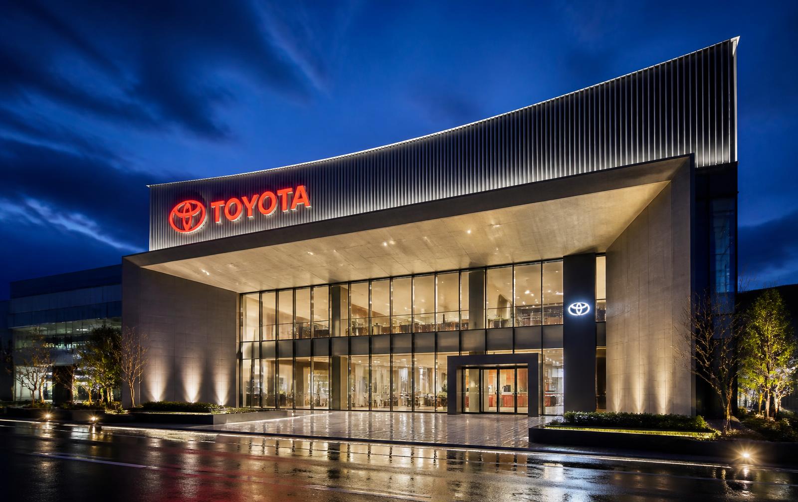 Fachada de concessionária Toyota entregue pela Lumière Engenharia — Belo Horizonte · MG