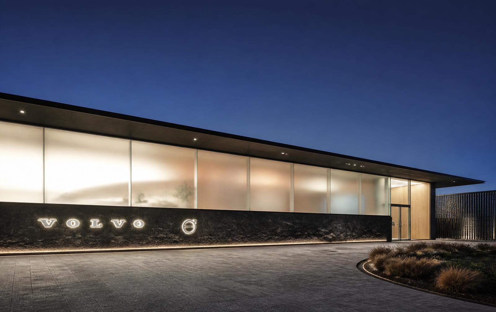 Fachada de concessionária Volvo entregue pela Lumière Engenharia — Salvador · BA